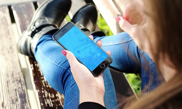 CɂȂ鑊֑LINE̘b̃RćH